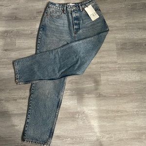 Zara Mom Fit Jeans. Blue/ Gray wash. Size US 6.